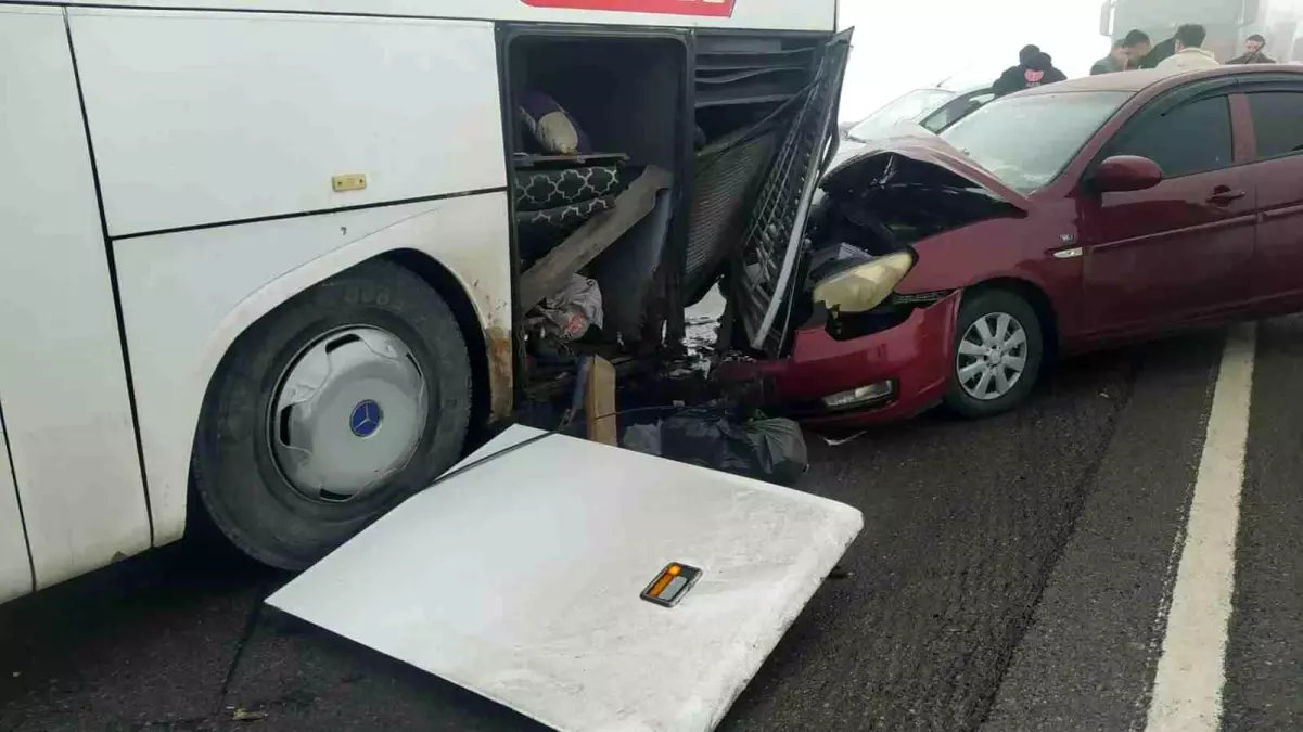 Sivas'ta Zincirleme Trafik Kazası: Otobüs ve Araçlar Çarpıştı, Yaralılar Hastaneye Sevk Edildi
