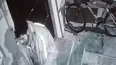 Eskişehir'de Balkon Üzerinden Motosiklet Ekipmanları Çalan Amatör Hırsız Kamerada Görüldü