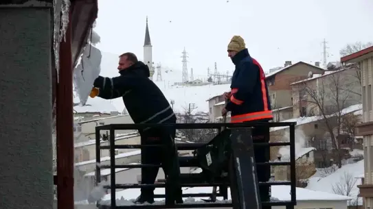Bayburt’ta Çatıdan Düşen Kar ve Buz Kütleleri Araçlara Zarar Verdi
