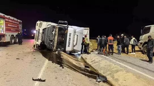 İnegöl'de Talaş Yüklü Tır Devrildi: Sürücü Hayatını Kaybetti