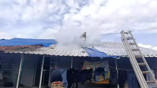 Hatay Dörtyol’da Çatı Yangını Hızla Sönüyor