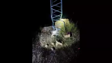 Kaya çarpması sonrası hasar gören elektrik direği