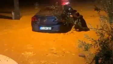 İzmir’de Şiddetli Fırtına ve Sel Ulaşımı Felç Etti, Hasarlar Büyüyor