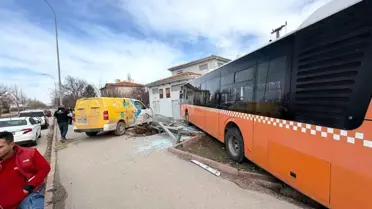 Kırşehir'de Kontrolsüz Kargo Aracı Belediye Otobüsüne Çarptı