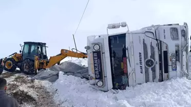Van’ın Muradiye İlçesinde Gizli Buzlanma Nedeniyle Tır Devrildi