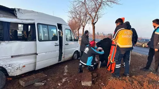 Şanlıurfa’da Buzlu Yol Felaketi: Minibüs Ağaca Çarptı, 7 İşçi Yaralı