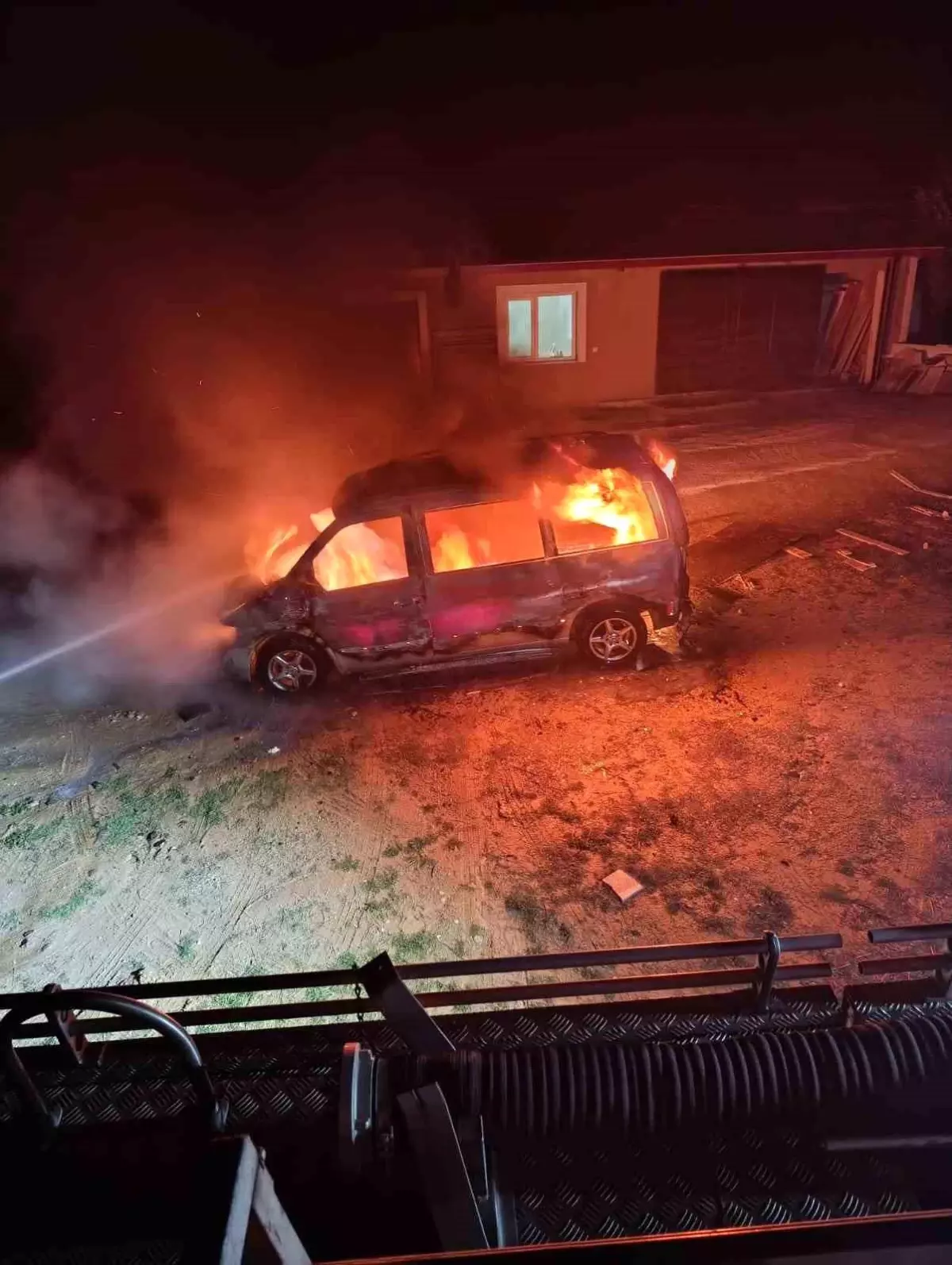 Karacasu’da Yolculuk Halindeki Ticari Araç Aniden Alev Aldı