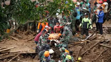 Endonezya'nın Batı Cava Bölgesinde 53 Kişi Hayatını Kaybettiği Devasa Toprak Kayması