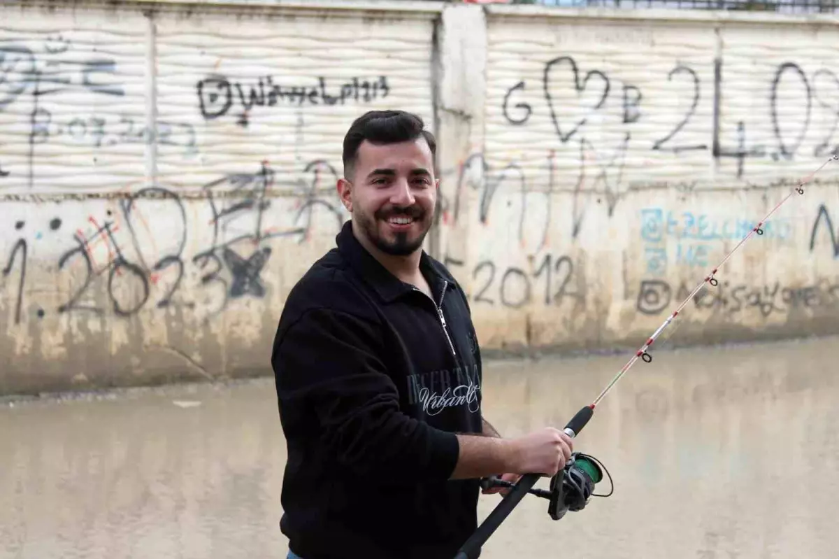 Adana’da Esnaf Altyapı Sorununu Görsel Bir Protestoyla Dile Getirdi