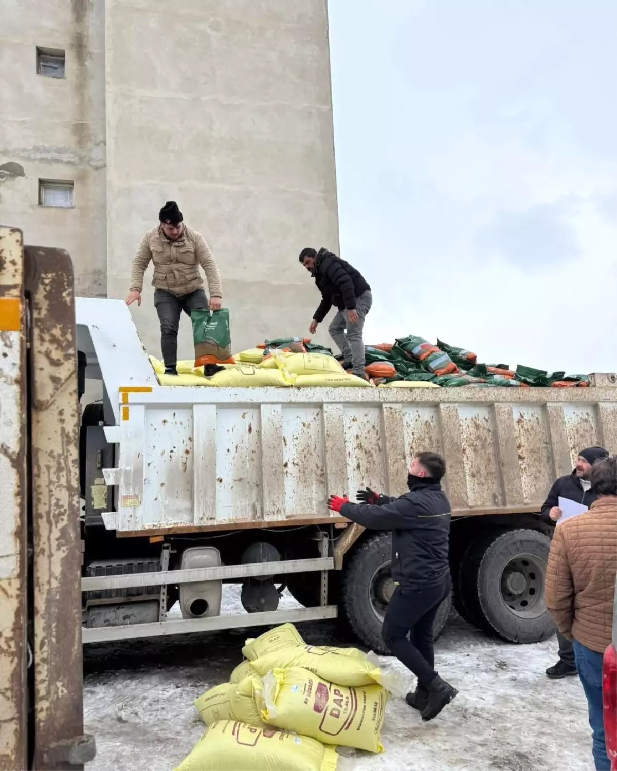 Demirözü'nde 210 Çiftçiye Ücretsiz Tarımsal Destek Paketi Dağıtıldı