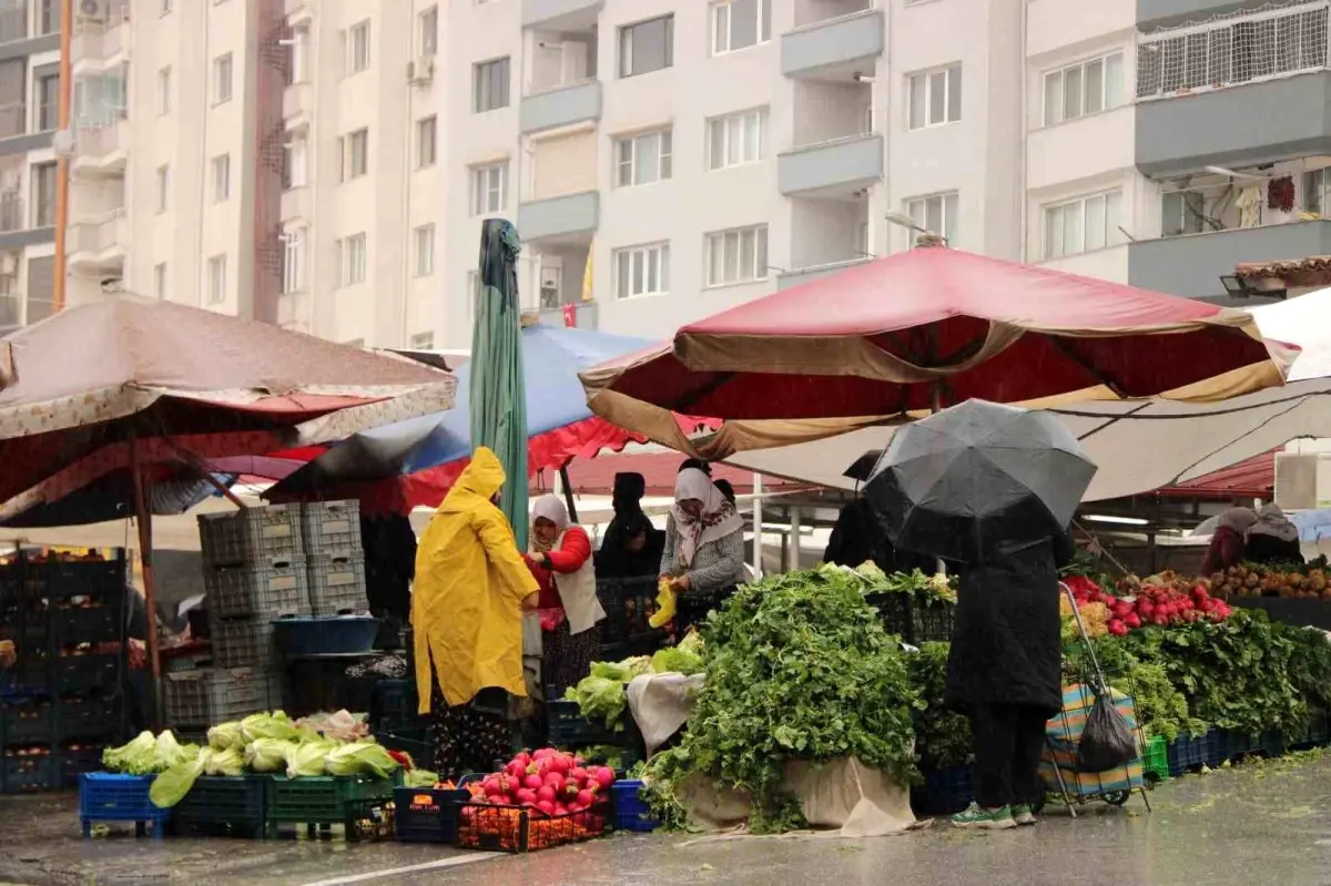 Yağmurda Bile Muğla Pazarında Alışveriş Coşkusu Sürdü