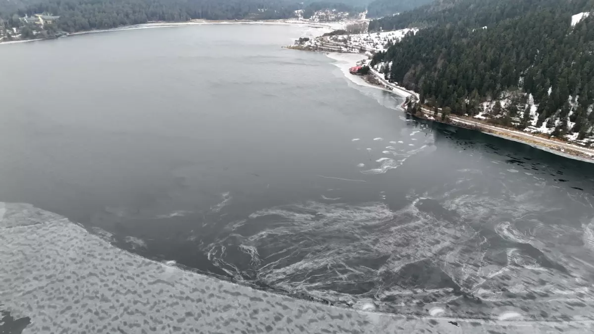 Abant Gölü'nde karla kaplı manzara