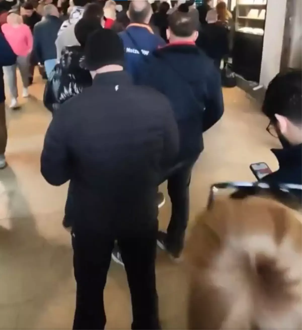 Kuyumcuların önündeki uzun kuyruklar