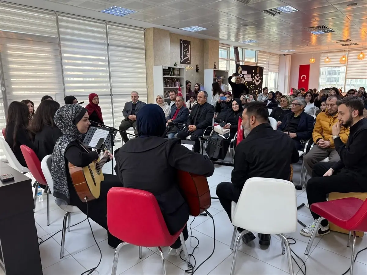Bafra Gençlik Merkezi'nde Kış Coşkusu: Şiir ve Müzik Dolu Konser