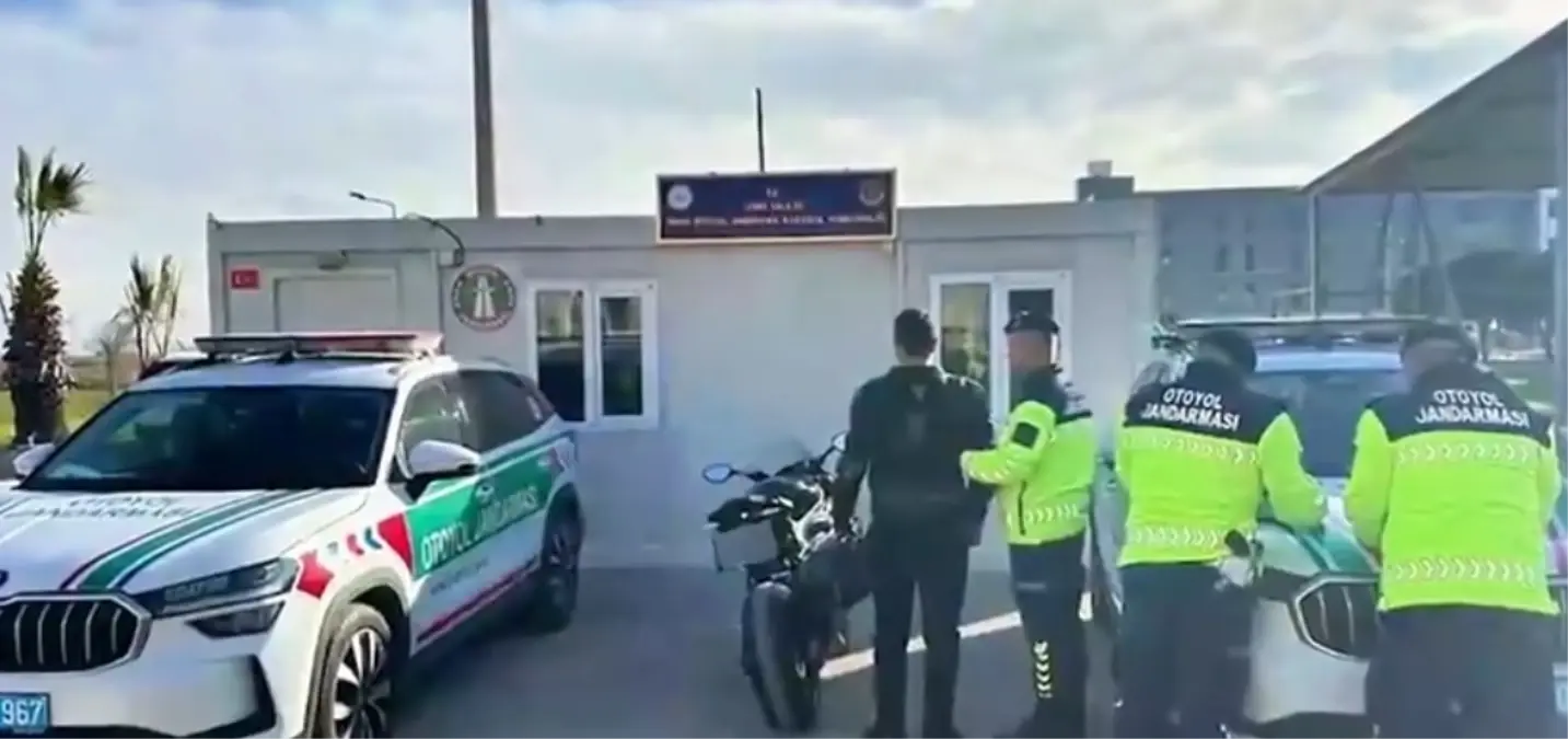 Polis ekipleri motosiklet sürücüsünü durduruyor