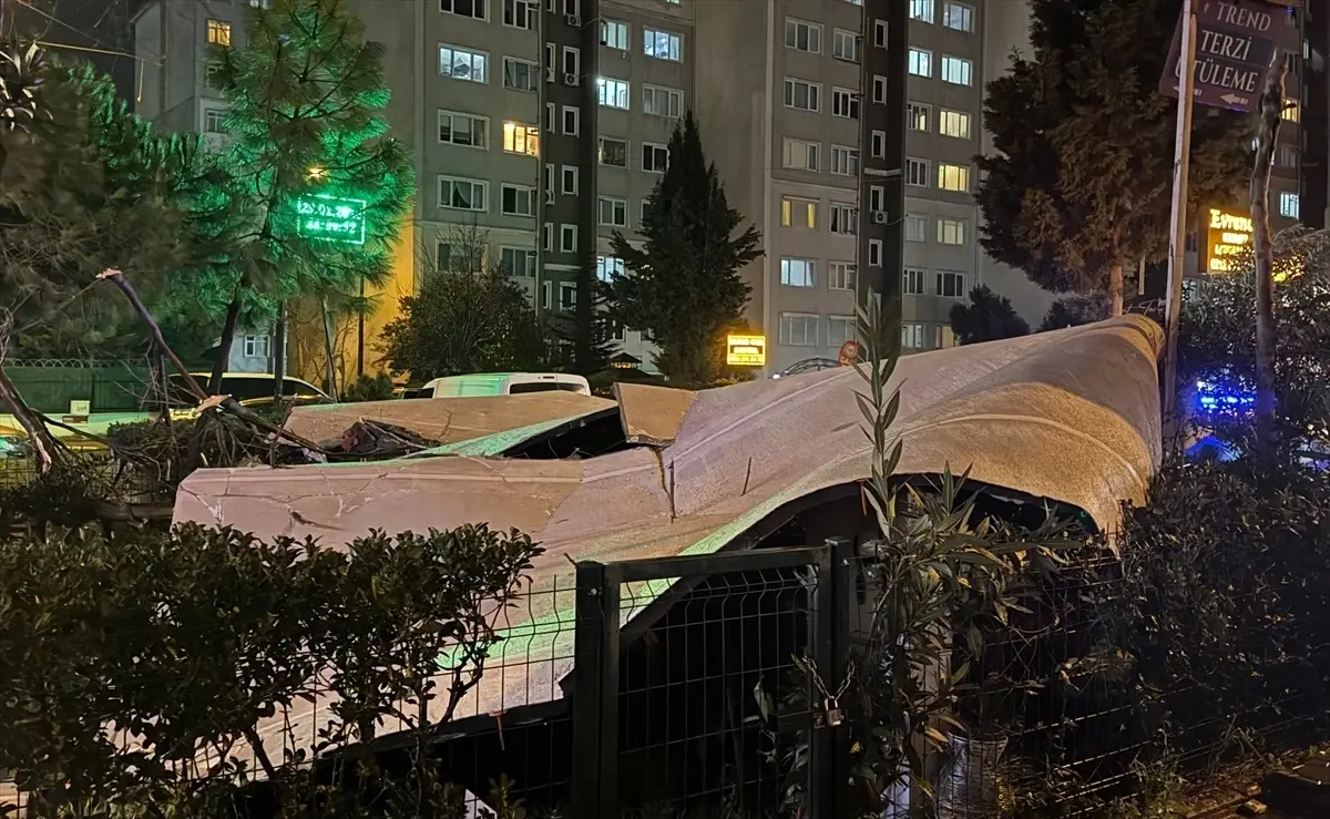 Beylikdüzü'nde Şiddetli Rüzgar 15 Katlı Binanın Dış Kaplamasını Uçurdu