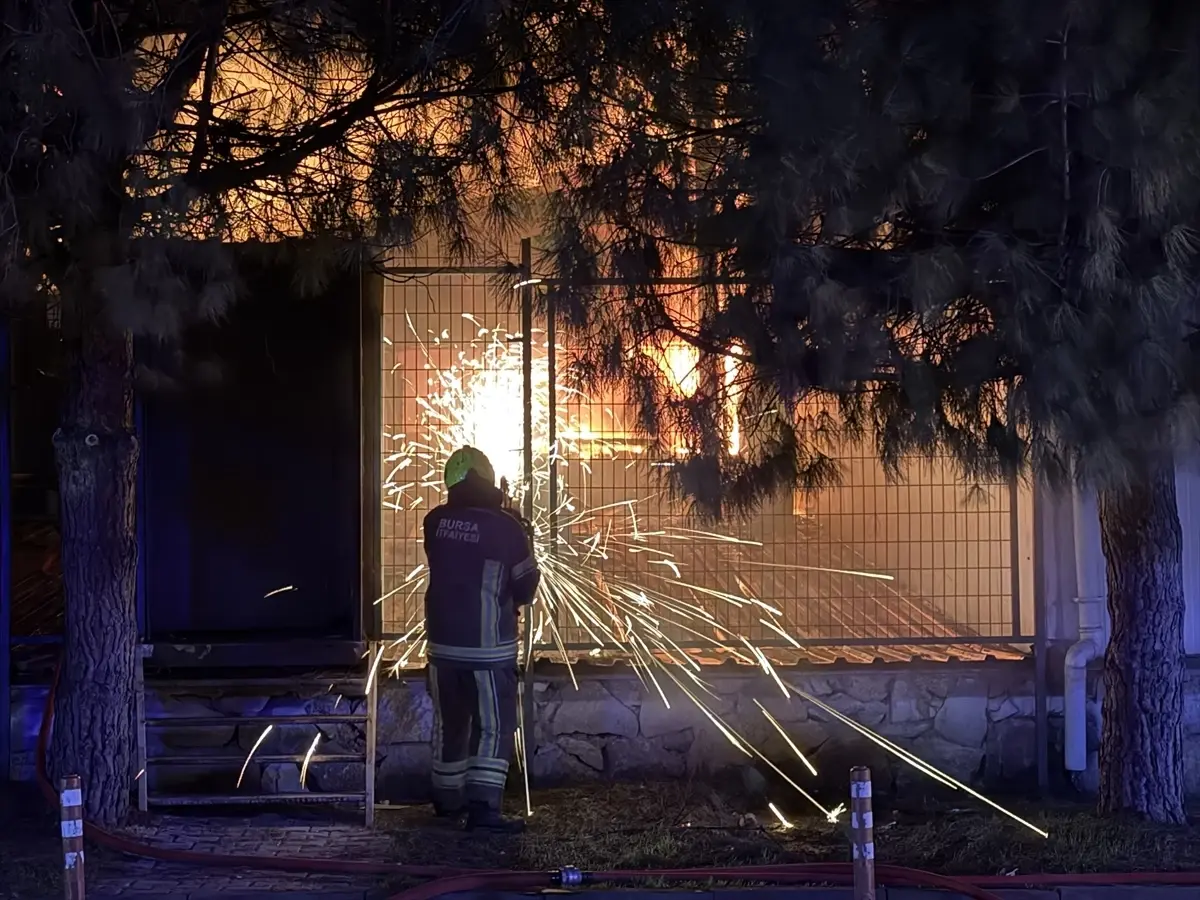 Nilüfer'deki yangın sonrası duman yükseliyor