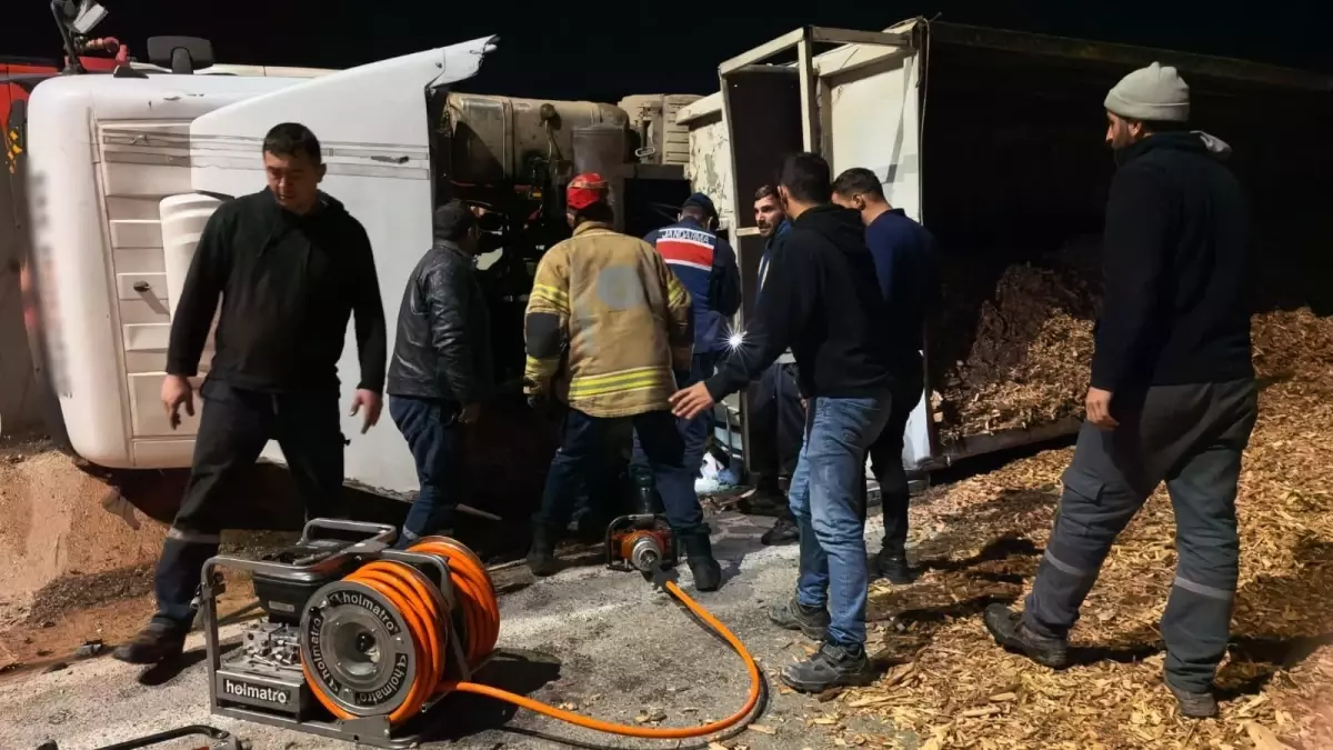 İnegöl’de talaş yüklü tır kazası