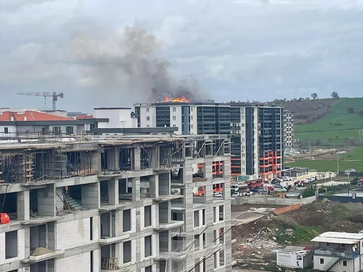 Çanakkale'de 9 katlı binanın çatısındaki yangın
