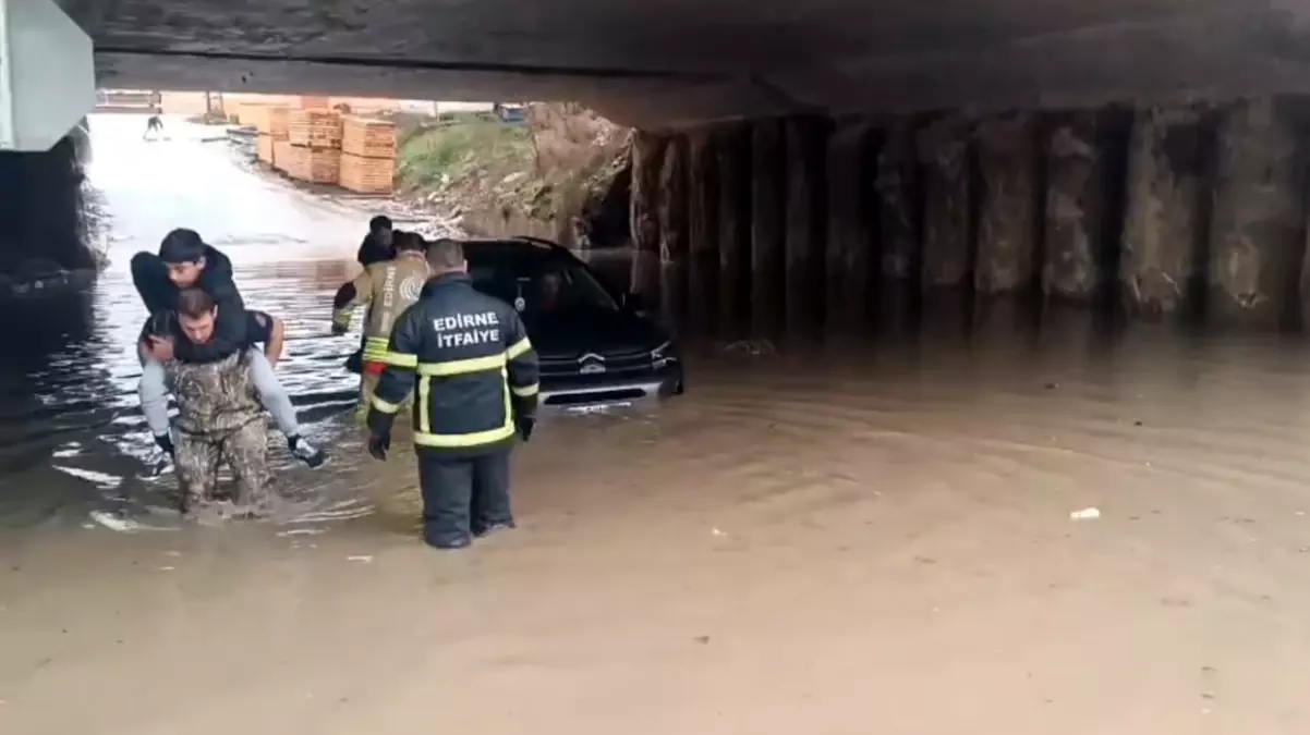 Edirne'de Şiddetli Sağanak Sonrası 3 Kişi Kurtarıldı