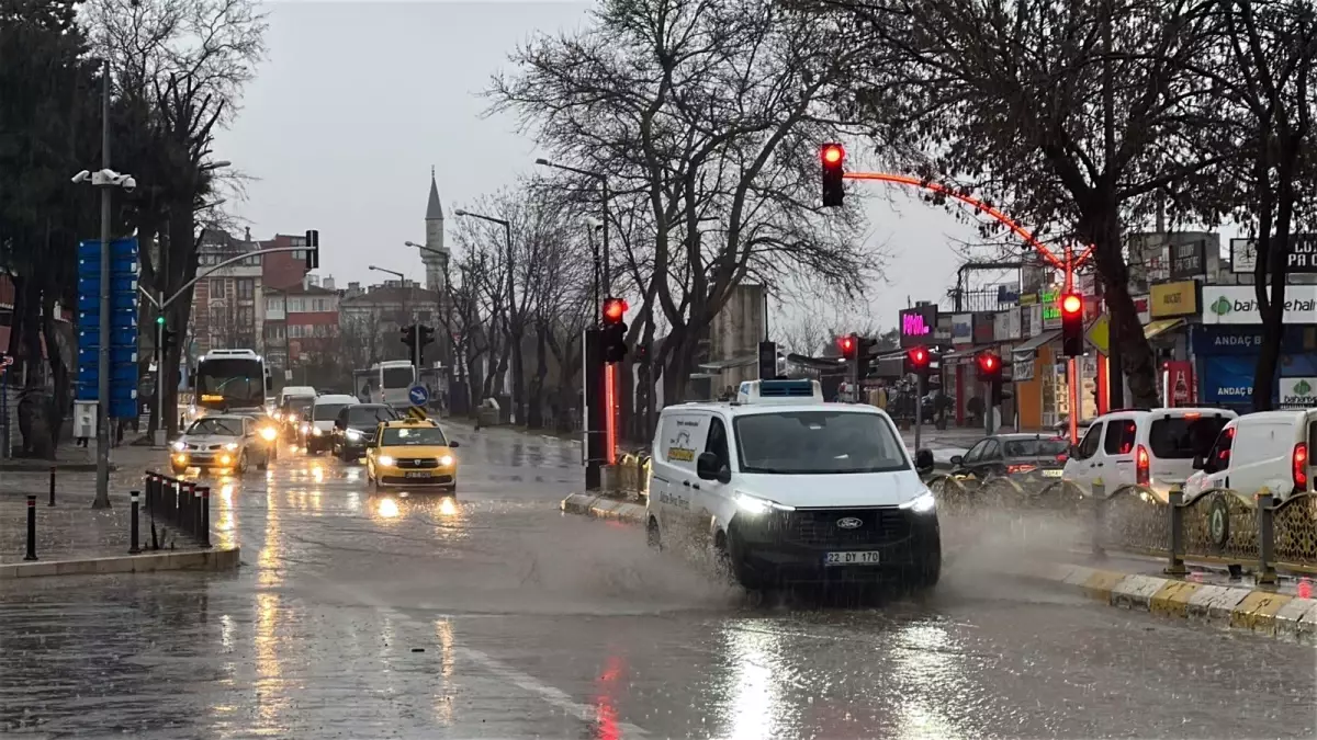 Edirne'de Şiddetli Sağanak Sonrası Sokaklar Suyla Kaplandı