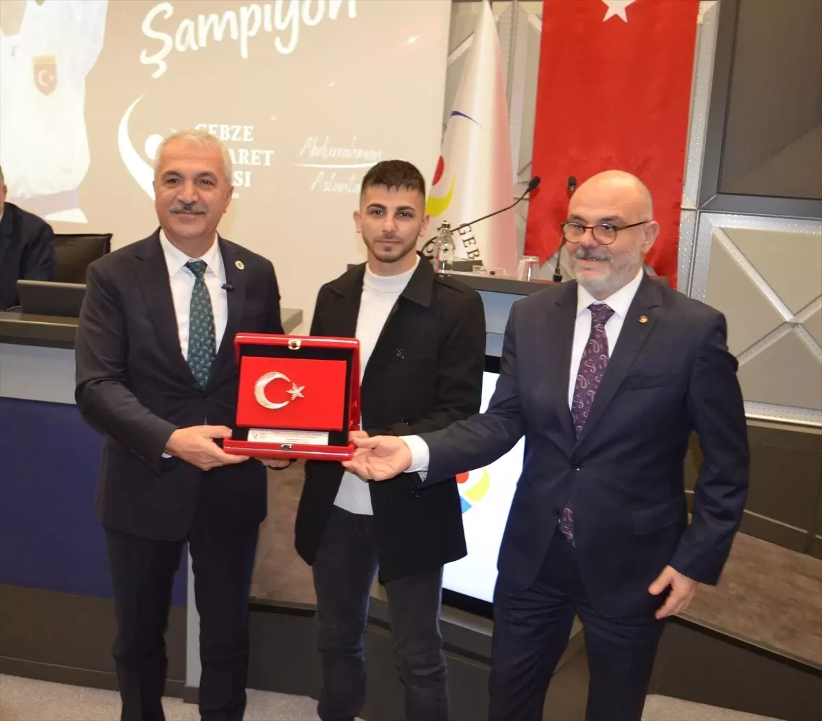 Eray Şamdan, GTO'dan Aldığı Plaketle Spor Başarısını Taçlandırdı