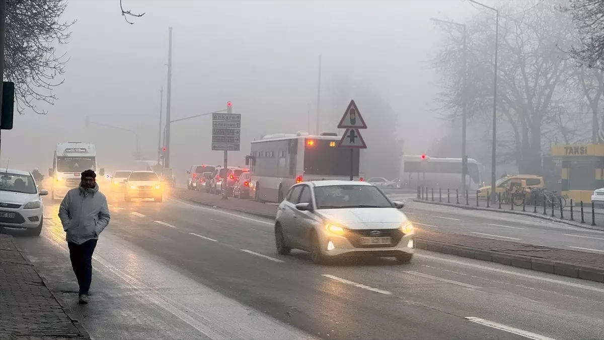 Konya’da Sabah Sisleri Görüş Mesafesini 30 Metreye Düşürdü