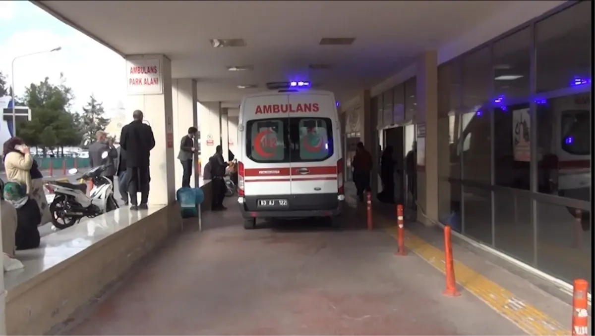 Şanlıurfa'da Minibüs Ağaca Çarptı: 7 Kişi Yaralandı