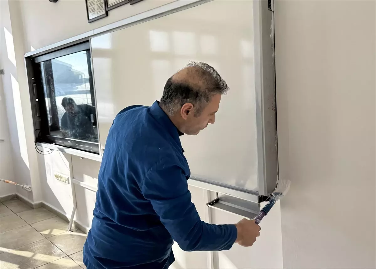 Ardahan Fen Lisesi sınıflarında temizlik çalışması