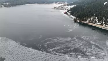 Abant Gölü'nde Karla Kaplı Tepelerde Kış Coşkusu
