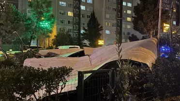 Rüzgarın etkisiyle dış cephe kaplaması yere düşmüş