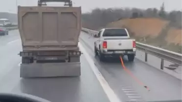 Kuzey Marmara Otoyolu'nda Kamyonet Çektiği Tekne Yola Düşerek Trafiği Yavaşlattı