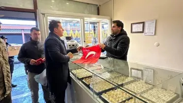 Eruh Kaymakamı Esnafa Türk Bayrağı Takdim Etti: Yerel Gurur Yükseldi