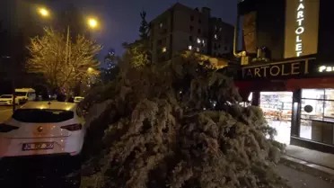 İstanbul’da Şiddetli Fırtına Bina Cephesini Uçurdu, Yaralanma Yok