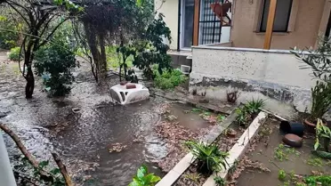 Foça’da Şiddetli Sağanak Yağmur ve Taşkın: Yaşam Alanları Etkilendi