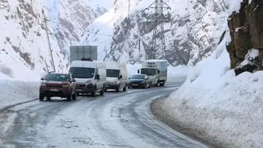 Hakkari‑Van Karayolunda Çığlar Temizlendi, Trafik Yeniden Açıldı