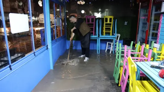 İzmir'de Şiddetli Sağanak ve Sel Felaketi: Yollar Sular Altında