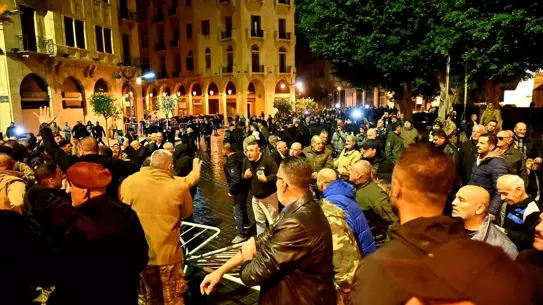 Beyrut'ta Emekli Askerler Maaş Artışı Talebiyle Sokakları Doldurdu