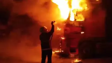 Alevler içinde yanmakta olan TIR