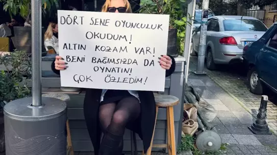 Hayal Köseoğlu, Pankartıyla Oyunculuk Tutkusunu Yeniden Sahneye Taşıyor