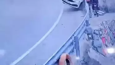 Bursa Uludağ Yolunda Kaygan Zemin Nedeniyle Araç Bariyere Çarptı