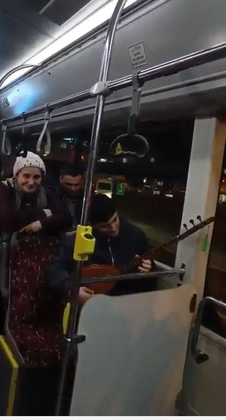 Otobüs içinde seyir halindeki yolcular