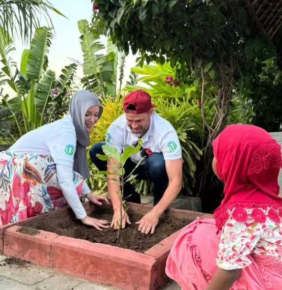 Doğum günü pastası ve hediye