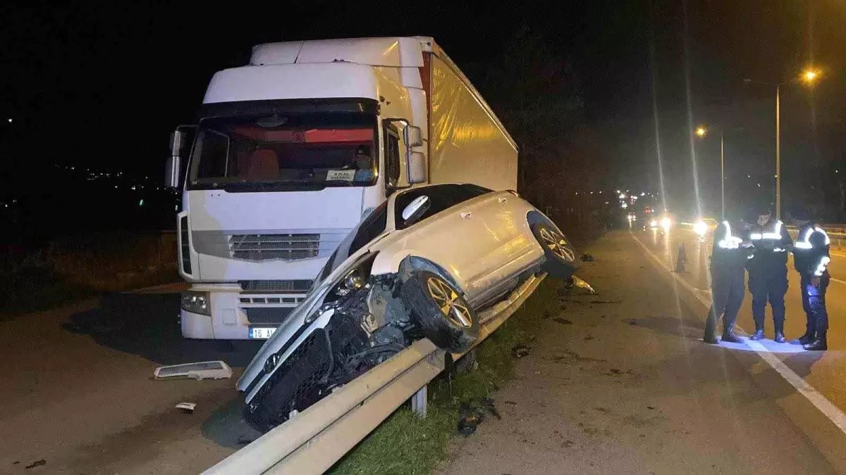 Kartepe'de Otomobil Bariyer Çarpması: 4 Yaralı, Hayati Tehlike