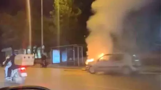 Bursa Osmangazi'de Araç Yangını: İtfaiye Hızlı Müdahale Etti