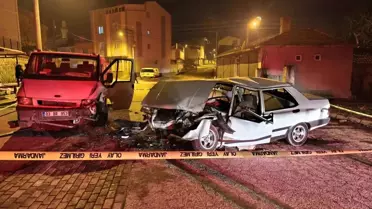 Kaza anındaki kamyonet ve otomobil