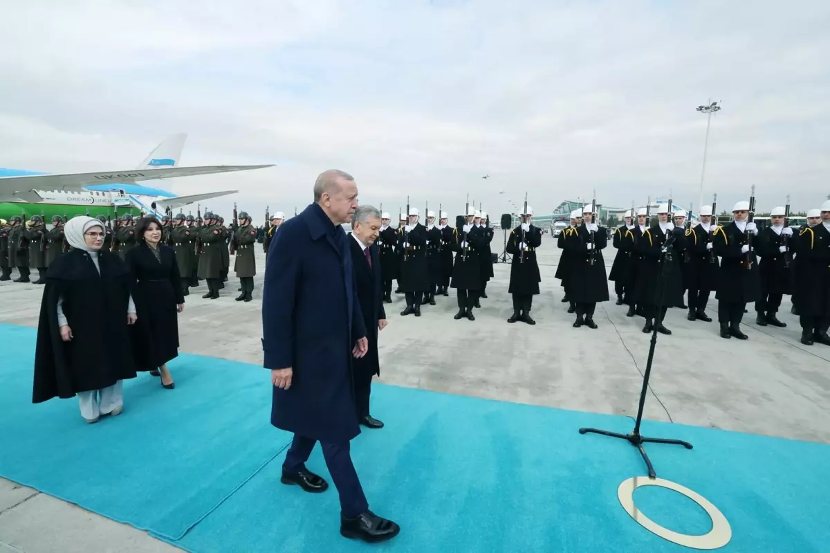 Erdoğan ve Mirziyoyev resmi tören önünde
