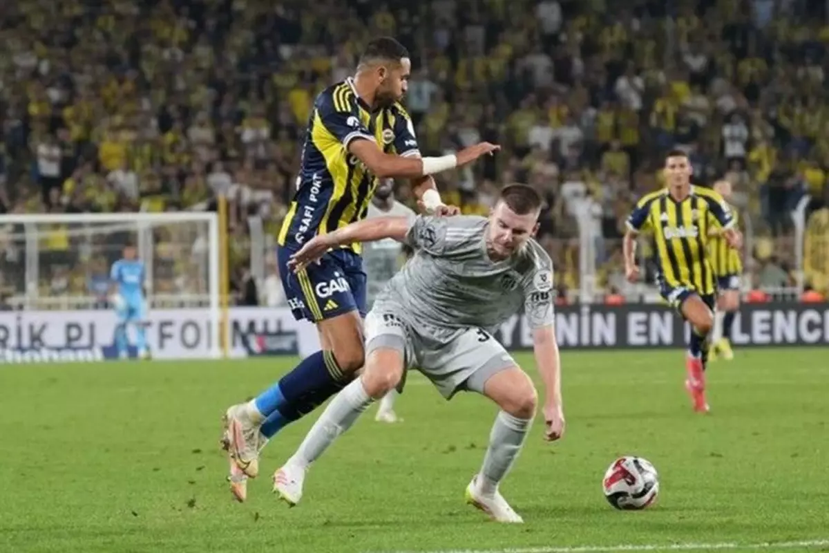 Kocaelispor teknik direktör Selçuk İnan duyuruyu yapıyor