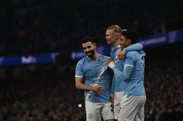 Taraftarların renkli pankartları