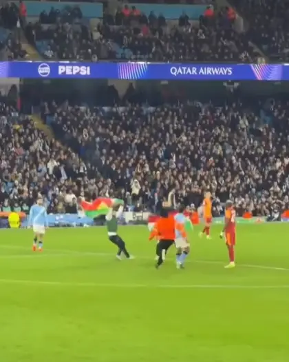 Stadyum içinde protesto yapan aktivistler